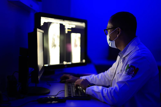 Doctor revisando resonancia magnética.
