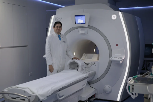 Doctor especializado en resonancia magnética
