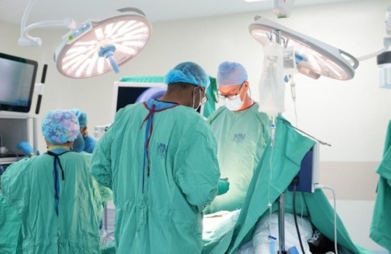 Médicos trabajando en quirofano equipada en Panamá