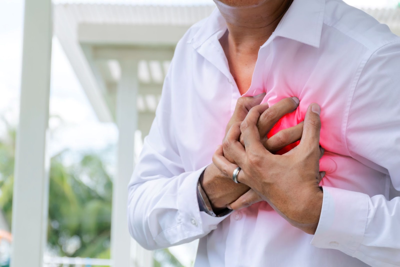 Hombre agarrando su corazón por insuficiencia cardiaca