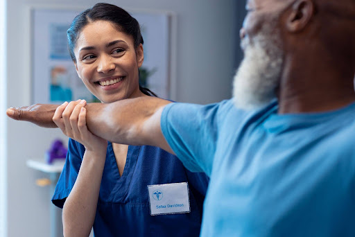 Doctora realizando fisioterapia en Panamá